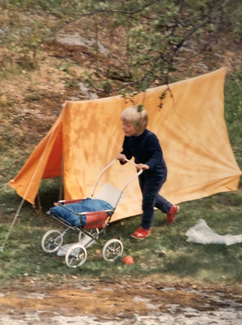 I hagen: Pappa satt opp telt til oss under epletrærne, og dukkevogna var alltid med.