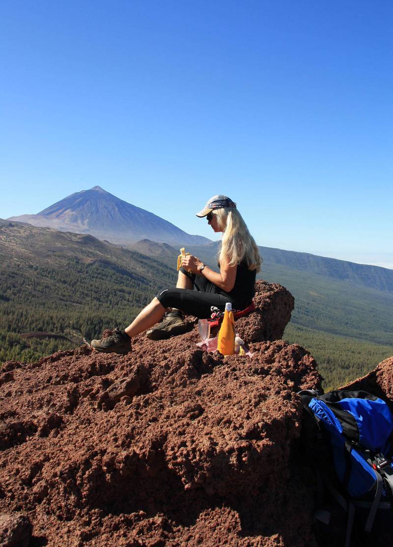 Vandreguideforfatter Anita Løvland nyter synet av mektige Pico de Teide på Tenerife. FOTO: PRIVAT