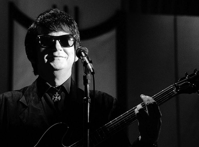 Roy Orbison i fin stil under «Black & White Night». 