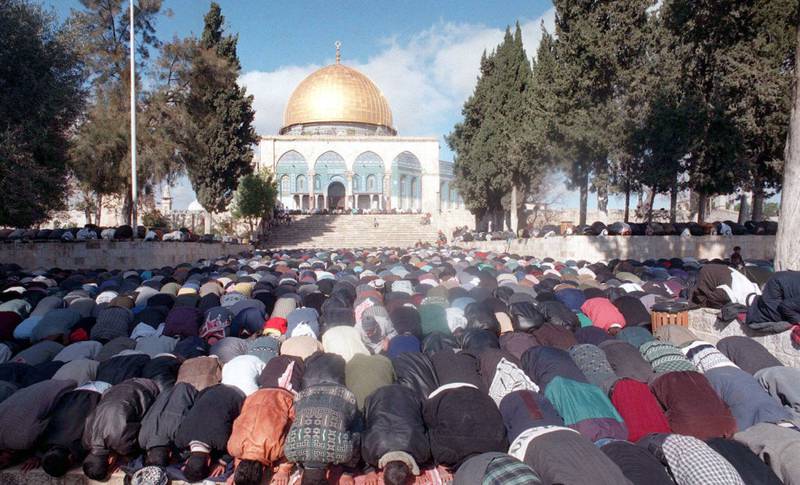 HELLIGDOM: Her ber muslimer ved al Aqsa-moskeen i Jerusalem. FOTO: KHALED ZIGHARI/NTB SCANPIX