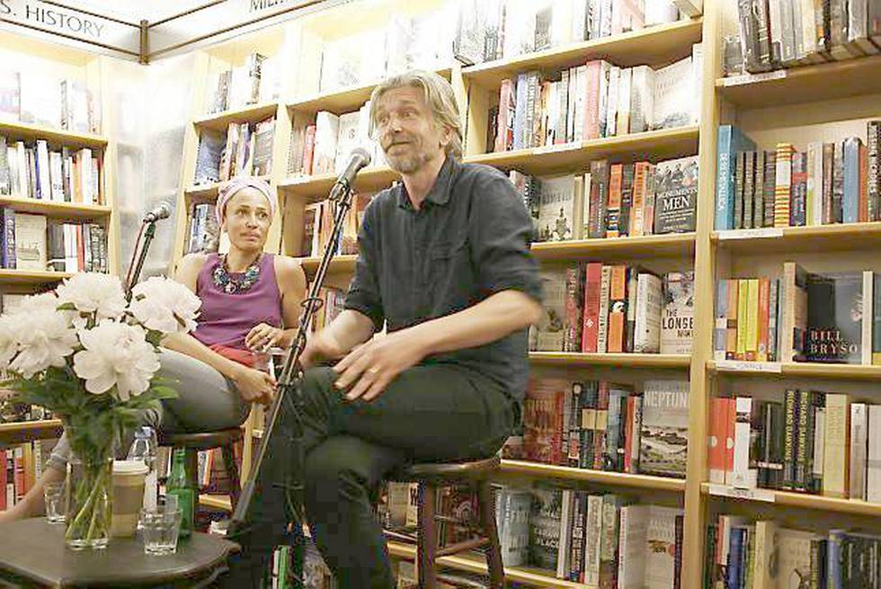 Karl Ove Knausgård er på et fire dager langt lanseringsbesøk i New York, der interessen er enorm. Den britiske forfatteren Zadie Smith (til venstre) skryter den norske forfatteren opp i skyen. FOTO: HEIDI TAKSDAL SKJESETH