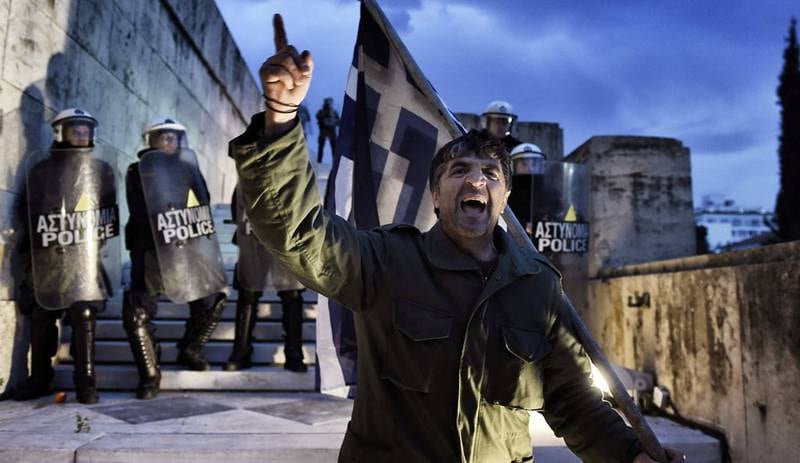 Gjeldskrise: Hellas’ økonomiske problemer er ikke løst. Sist uke demonstrerte sinte grekere igjen utenfor parlamentet i Aten. Bøndene er rasende på den ventede pensjonsreformen. Sist sommer var det igjen frykt for at Hellas måtte forlate eurosonen. FOTO: NTB SCANPIX