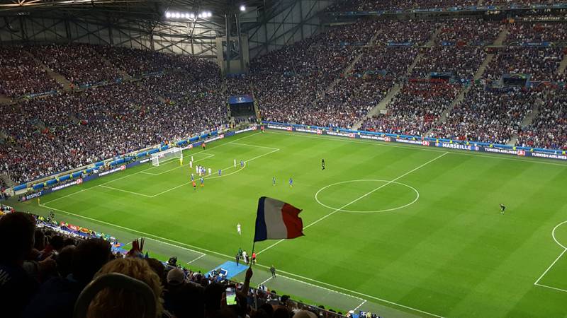 Litt som det franske laget, var også supporterne ganske avventende før det hele tok fyr i sluttminuttene i Marseille da vi så Frankrike – Albania på Stade Velodrome. Foto: Pål Karstensen.