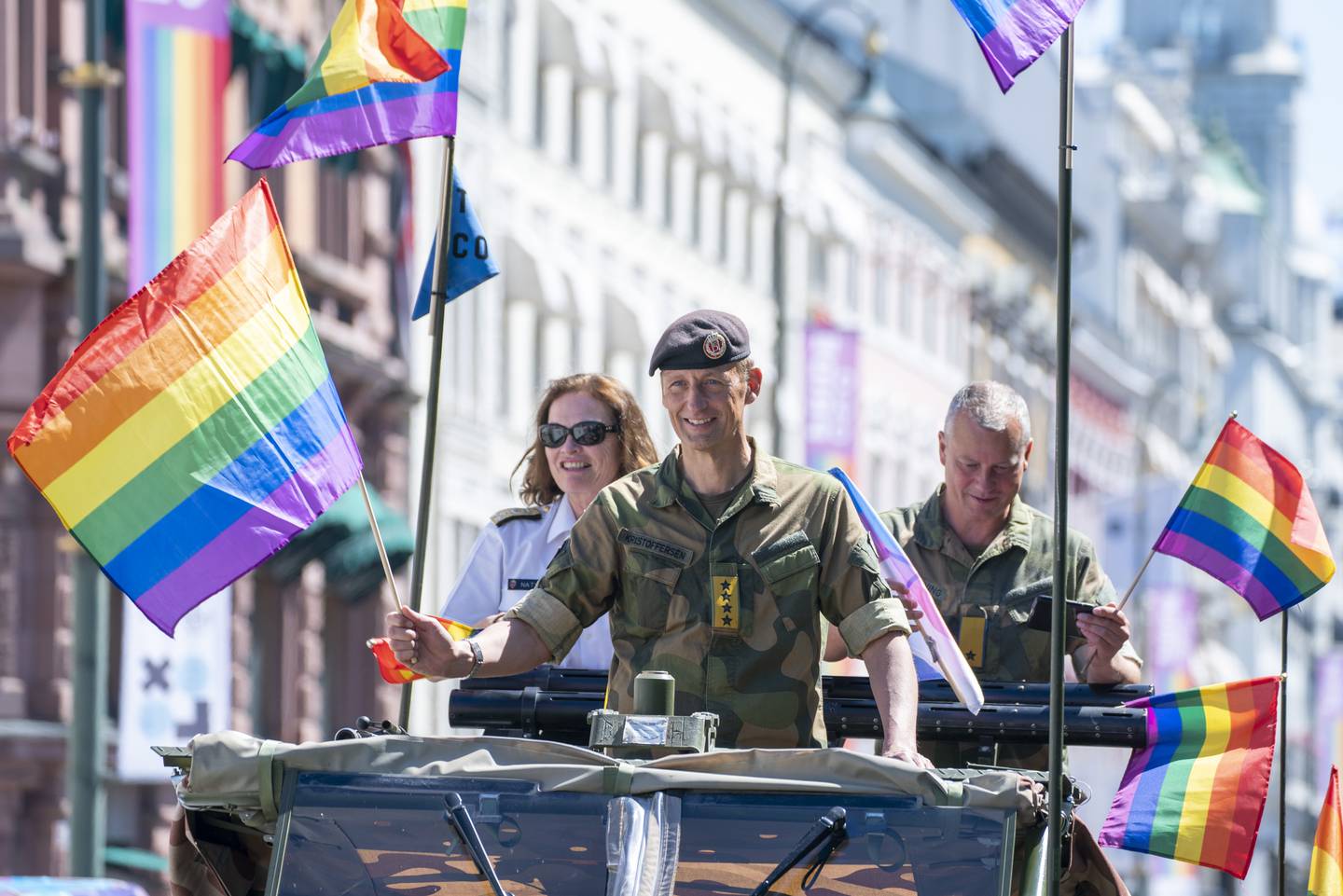 Forsvarssjef Eirik Kristoffersen deltok i Pride-paraden i Oslo sentrum lørdag.
Foto: Terje Pedersen / NTB