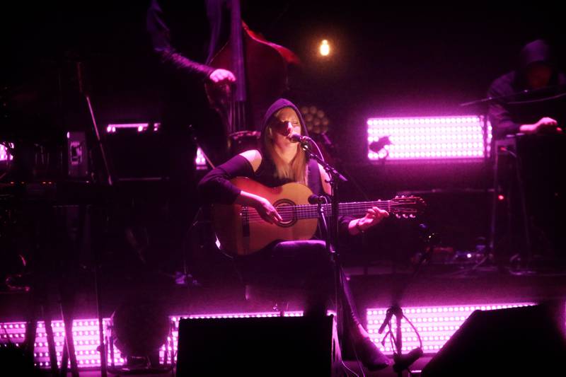 Susanne Sundfør på scenen i Stavanger konserthus. Foto: Tone Helene Oskarsen