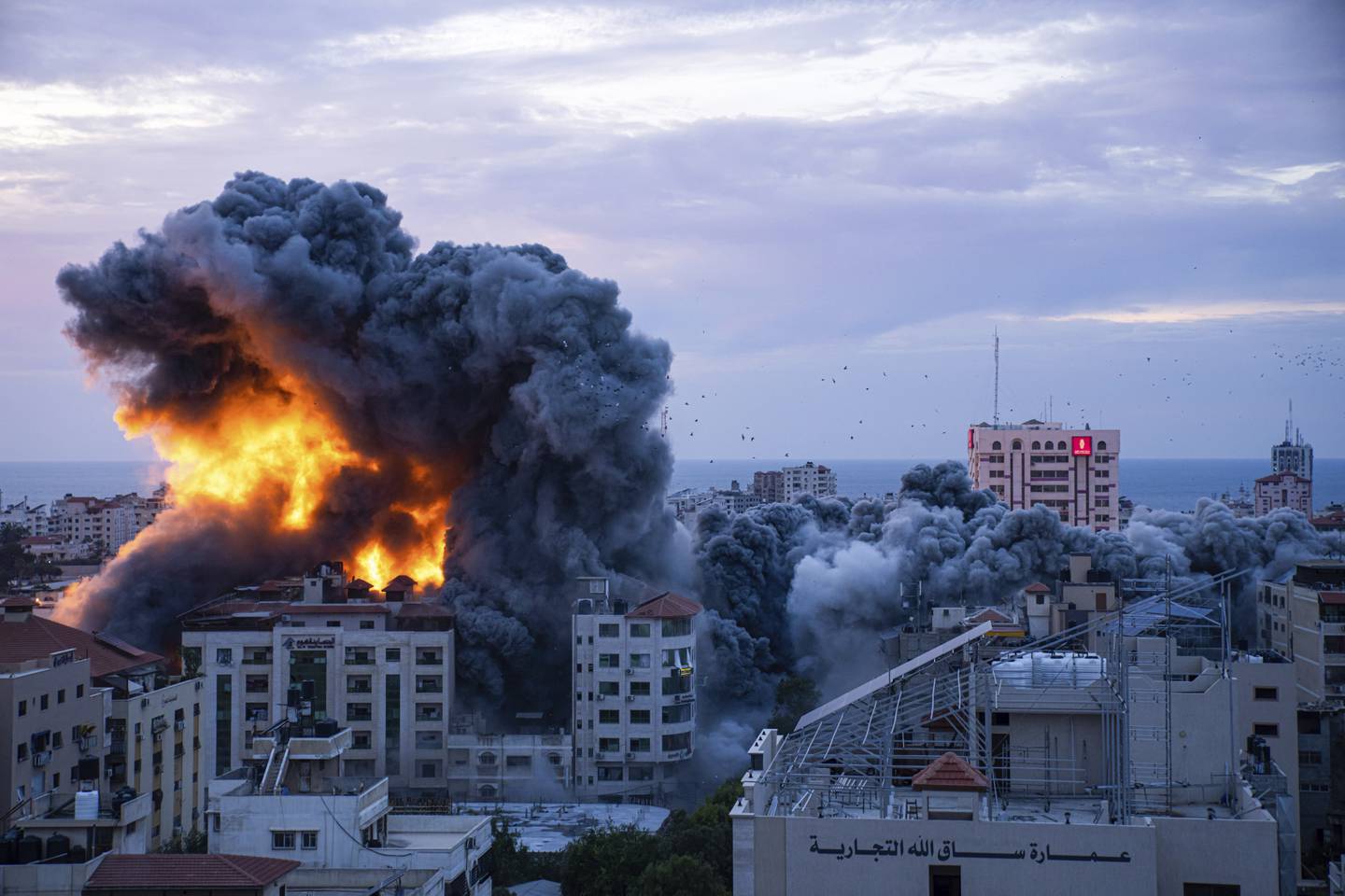 Israel slår hardt tilbake etter det palestinske angrepet. Her fra et flyangrep mot Gaza søndag. Foto: Fatima Shbair/AP/NTB                                                   