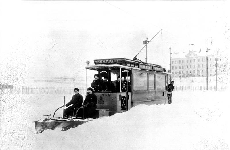 Grünerløkka-trikk med snøplog fotografert i Torshovgata i 1901. Torshovgata 46 i bakgrunnen.
