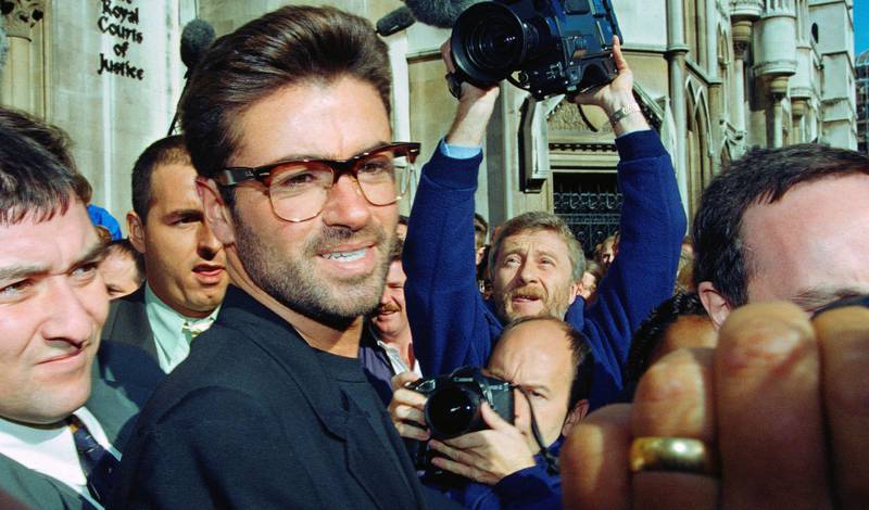 George Michael på vei inn i rettssalen før saken mot plateselskapet Sony i 1993. 