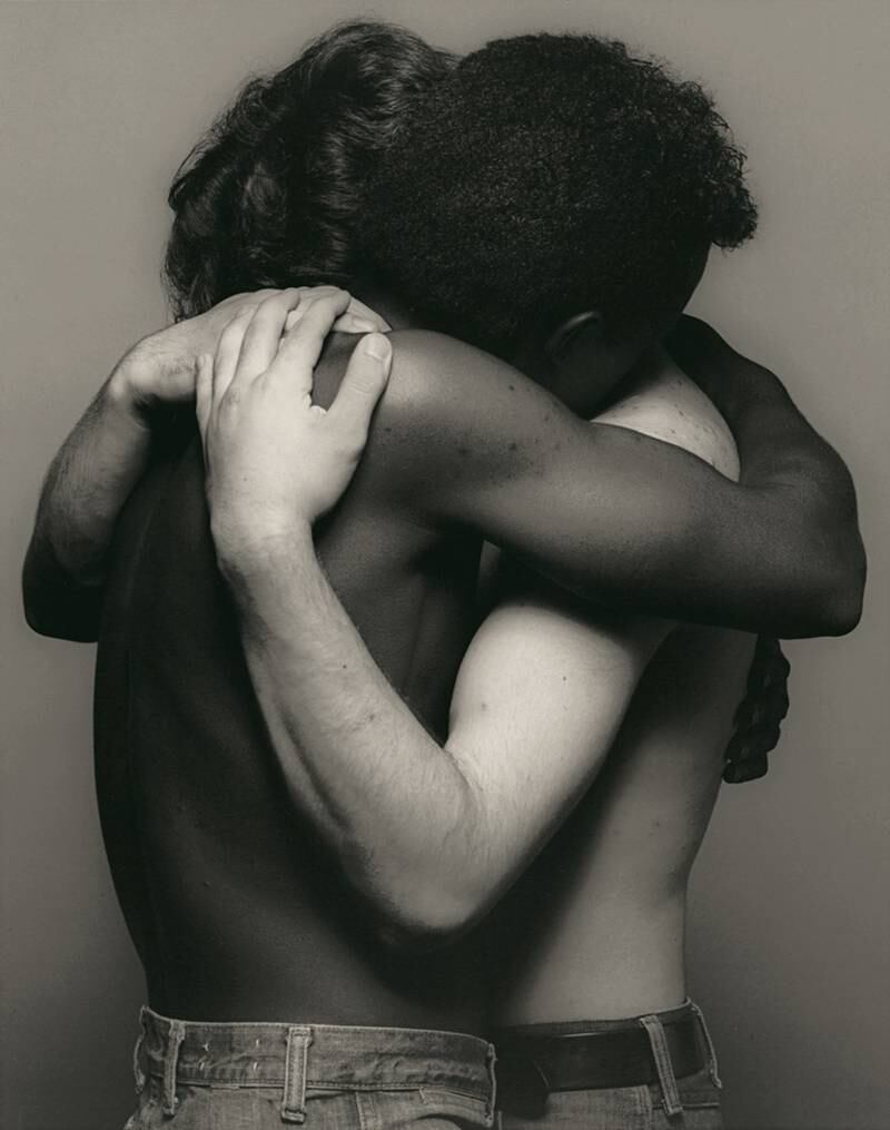 ... og Robert Mapplethorpes «Embrace» er blant de få eksemplene i utstillingen som viser en direkte sammenheng mellom de to kunstnerne. FOTO: Robert Mapplethorpe: «Embrace», 1982. ©Robert Mapplethorpe Foundation