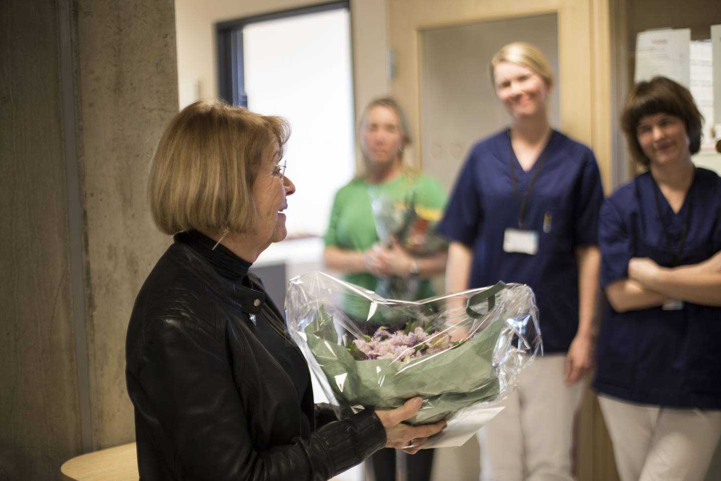 Direktør for helse og velferd i Stavanger kommune, Eli Karin Fosse, ga blomster til de ansatte ved det nye legesenteret.