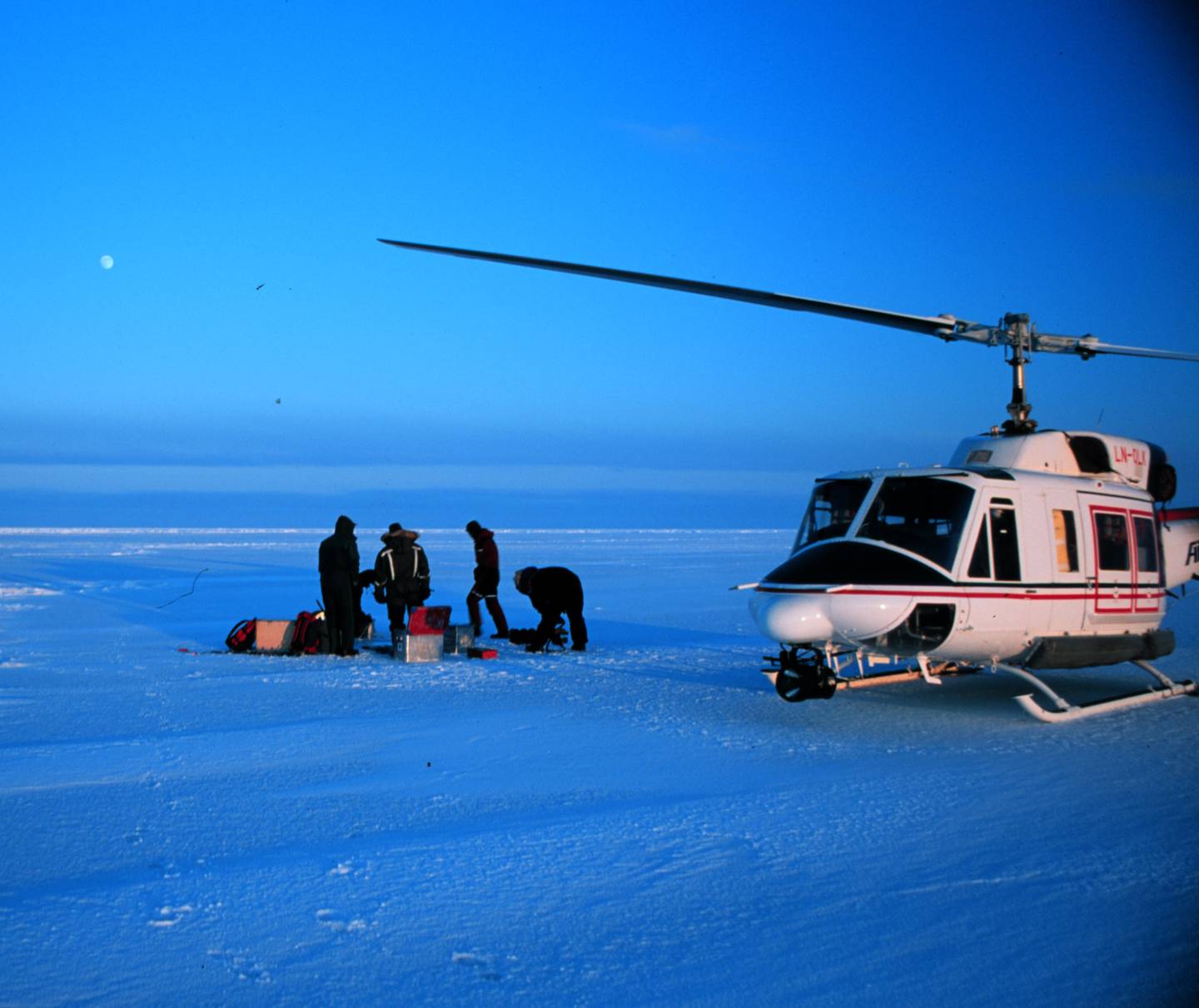 «Feltarbeid i Storfjorden i 2001. To av kronikkforfatterne har bodd i Longyearbyen siden 2001. En periode på 20 år er lite i klimasammenheng, men det har vist seg at 20 år som forsker på Svalbard har vært nok til å både se og føle klimaendringene på kroppen.»