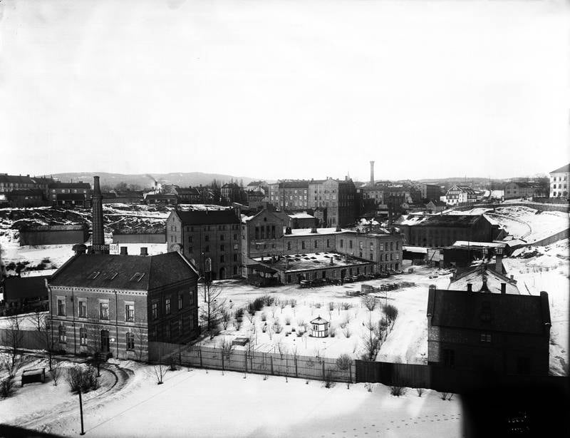 NORSK KONFEKSJONSFABRIKK ca. 1905: Fabrikken hadde adresse Thorvald Meyers gate 9, men lå helt nede ved Akerselva, midt i bildet. I forgrunnen sees Foss bryggeri, i bakgrunnen midt i bildet Vøiens bomuldsspinderi og Hjula væveri, helt til høyre Sagene skole. FOTO: ANDERS BEER WILSE/OSLO MUSEUM