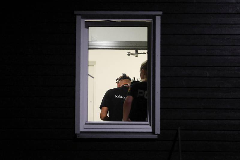 Moss 20200818. 
Krimteknikere ankommer. Politiet fikk tirsdag kveld melding om et drap i en bolig i Moss sentrum. En antatt gjerningsperson er pågrepet i boligen på Glassverket i Moss.
Foto: Ørn E. Borgen / NTB scanpix