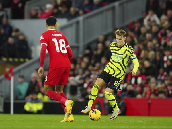 Ødegaard med frispark-assist da Liverpool og Arsenal delte poengene igjen