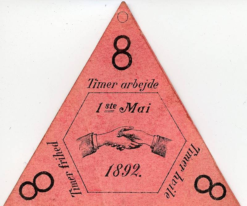 Arbeiderpartiets første 1. mai-merke fra 1892, med slagordet «8 Timer arbejde, 8 Timer frihed, 8 Timer hvile». Krav ble innfridd i 1919. 