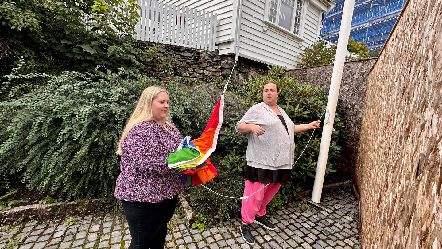 Festivalsjef Live Idland og Fri Rogaland-styreleder Karoline Skarstein fikk æren av å heise ett av flaggene ved rådhuset.
