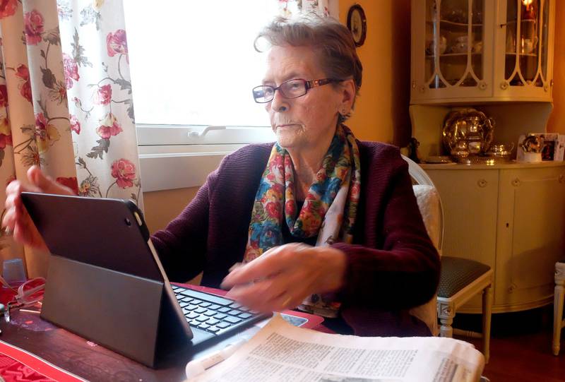 Ved iPaden: Reidun Aass Olsen er 91 år og bruker ikke så gjerne e-post. Men hun følger aktivt med i debatter gjennom Facebook og avisene på både iPad og papir. FOTO: KATRINE STRØM