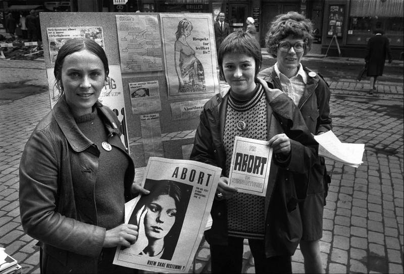 Kvinneaktivister på stand for sjølbestemt abort I 1973, fra venstre Gunvor Semb, Inge Ås og Idalou Krogvig. 