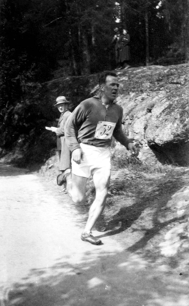 Johan Støa i spranget under et terrengløp, sannsynligvis på begynnelsen av 1930-tallet.