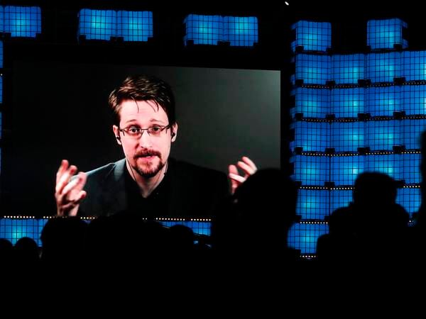 Edward Snowden har mottatt sitt russiske pass og avlagt ed som russisk statsborger
