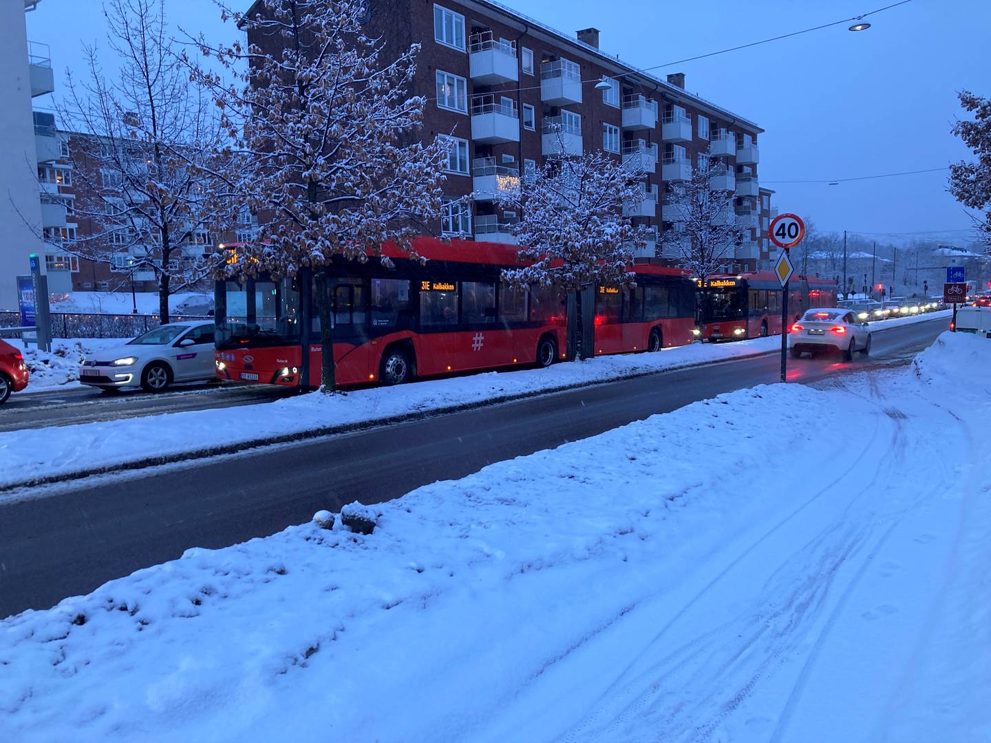 Januar ble en krisemåned for kollektivselskapet Ruter. Så sent som under snøværet i Oslo tirsdag 30. januar, var det enkelte busser som slet med å komme seg fram. Hjulene på denne bussen spant lenge før de fikk feste opp mot Carl Berners plass.