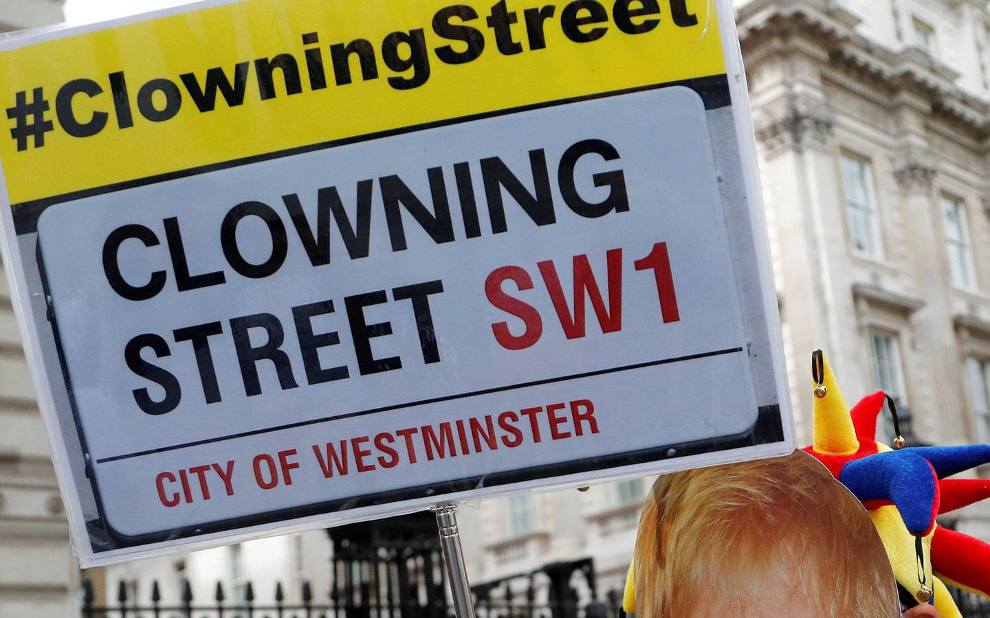 Storbritannias konservative statsminister Boris Johnson har lovet å gjennomføre brexit snarest mulig, med eller uten noen avtale mellom Storbritannia og EU. Ikke alle, verken i hans eget parti eller på gata i London, syns det er noen spesielt god ide. De kaller Johnson en klovn. «Clowning St» er et ordspill på Downing Street i London, der statsministerboligen ligger. FOTO: NTB SCANPIX
