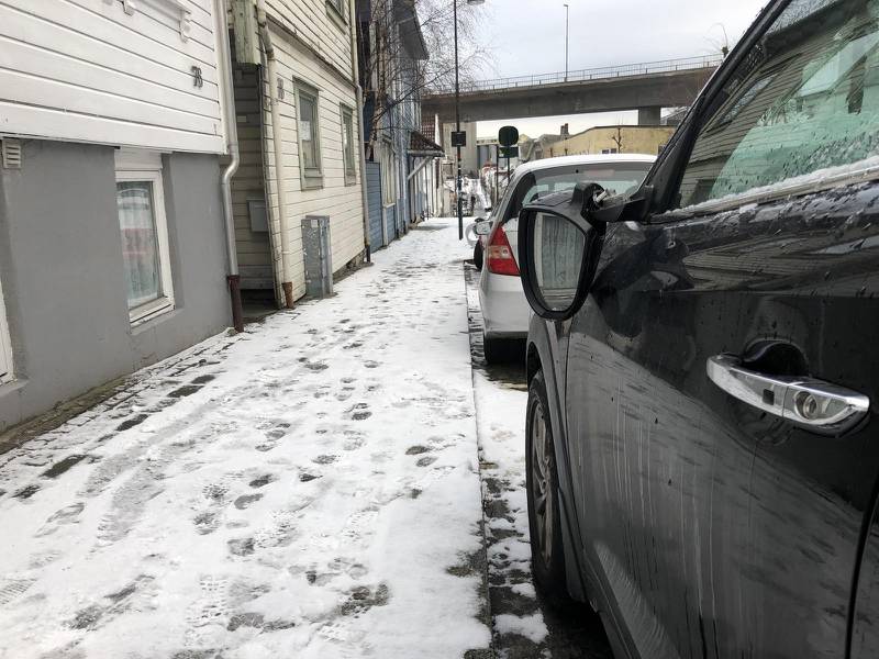 Flere biler i Pedersgata ble utsatt for hærverk natt til søndag. Foto: Bjørn G. Sæbø