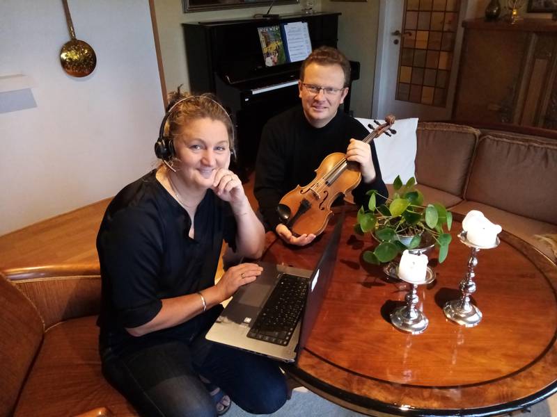 Fiolinist og ektemann Per Viggo-Nilsen kan fortsatt øve jevnt og trutt i stua mens Heidi ekspederer kommunens telefon-kø i naborommet.