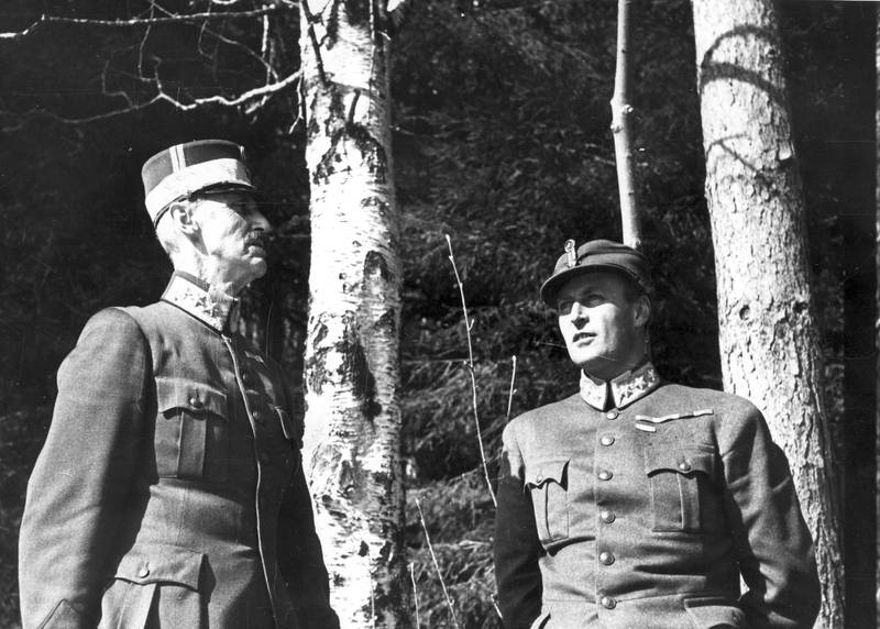 På flukt: Kong Haakon og kronprins Olav i Molde under tysk flyangrep i Molde.