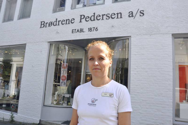 Åshild Skjæveland ved Brødrene Pedersen mener handletilbudet er bedre i Stavanger enn Sandnes.