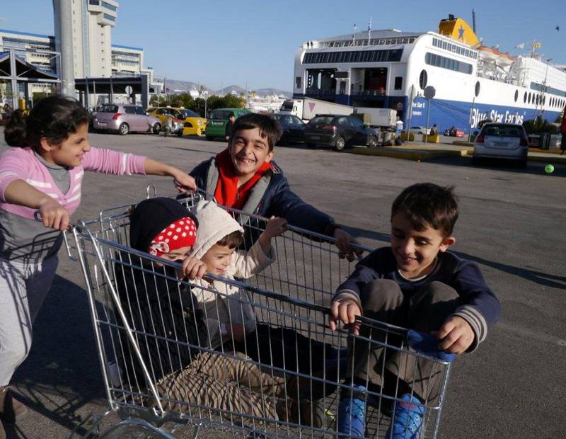 De syriske barna i havnen i Pireus utenfor Athen morer seg med en handlevogn mens livet deres er på vent. FOTO: ÅSNE GULLIKSTAD