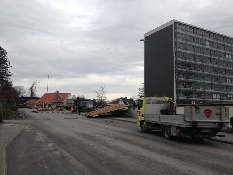 Taket på seks garasjer i Østre Ring blåste av onsdag. Brannvesen og politi er på stedet for å drive sikringsarbeid. FOTO: TORE BRULAND