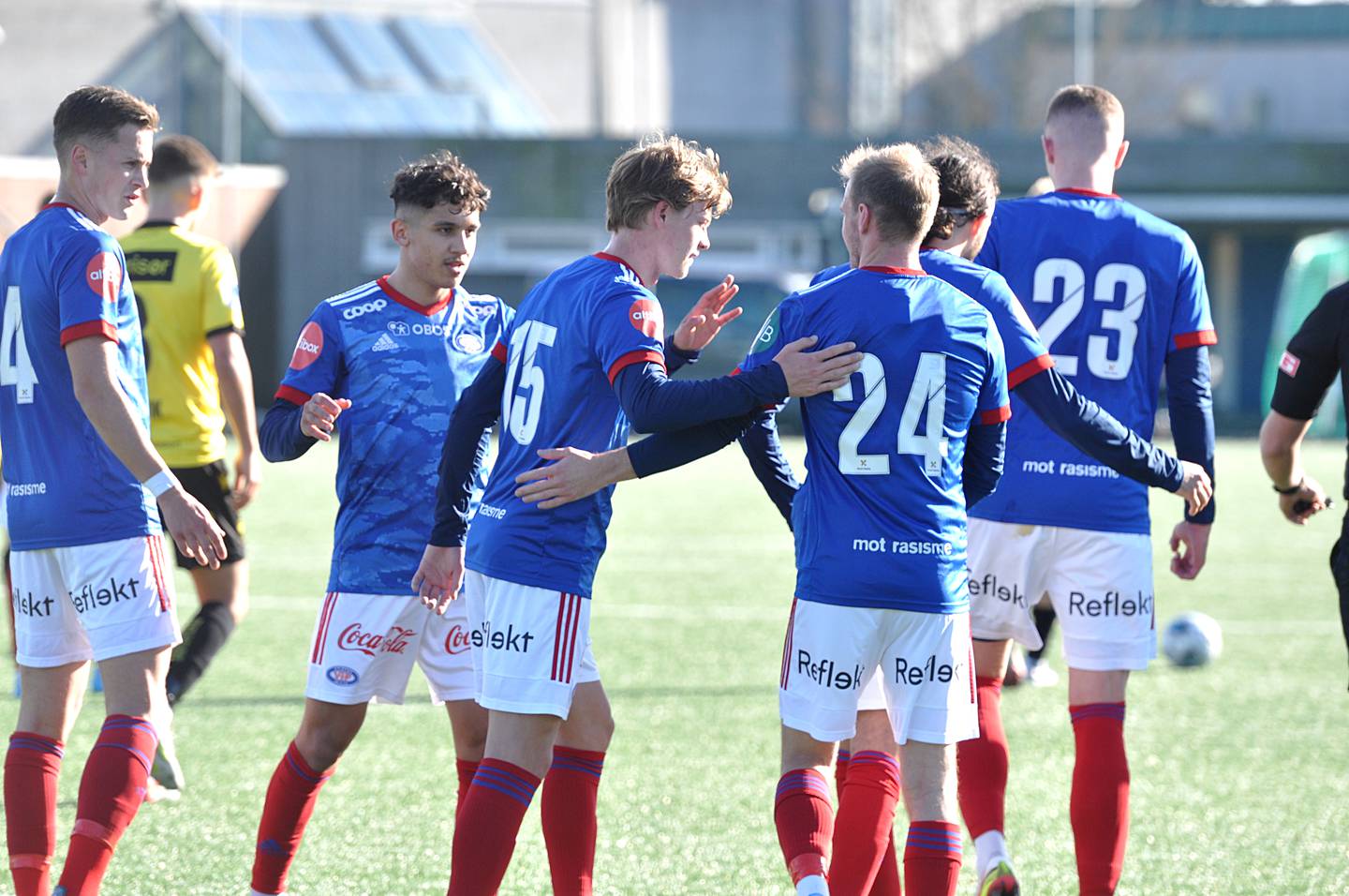 Vålerenga-spillerne jubler for scoring mot Start i Sandefjord tirsdag. Petter Strand satte inn 1-0.