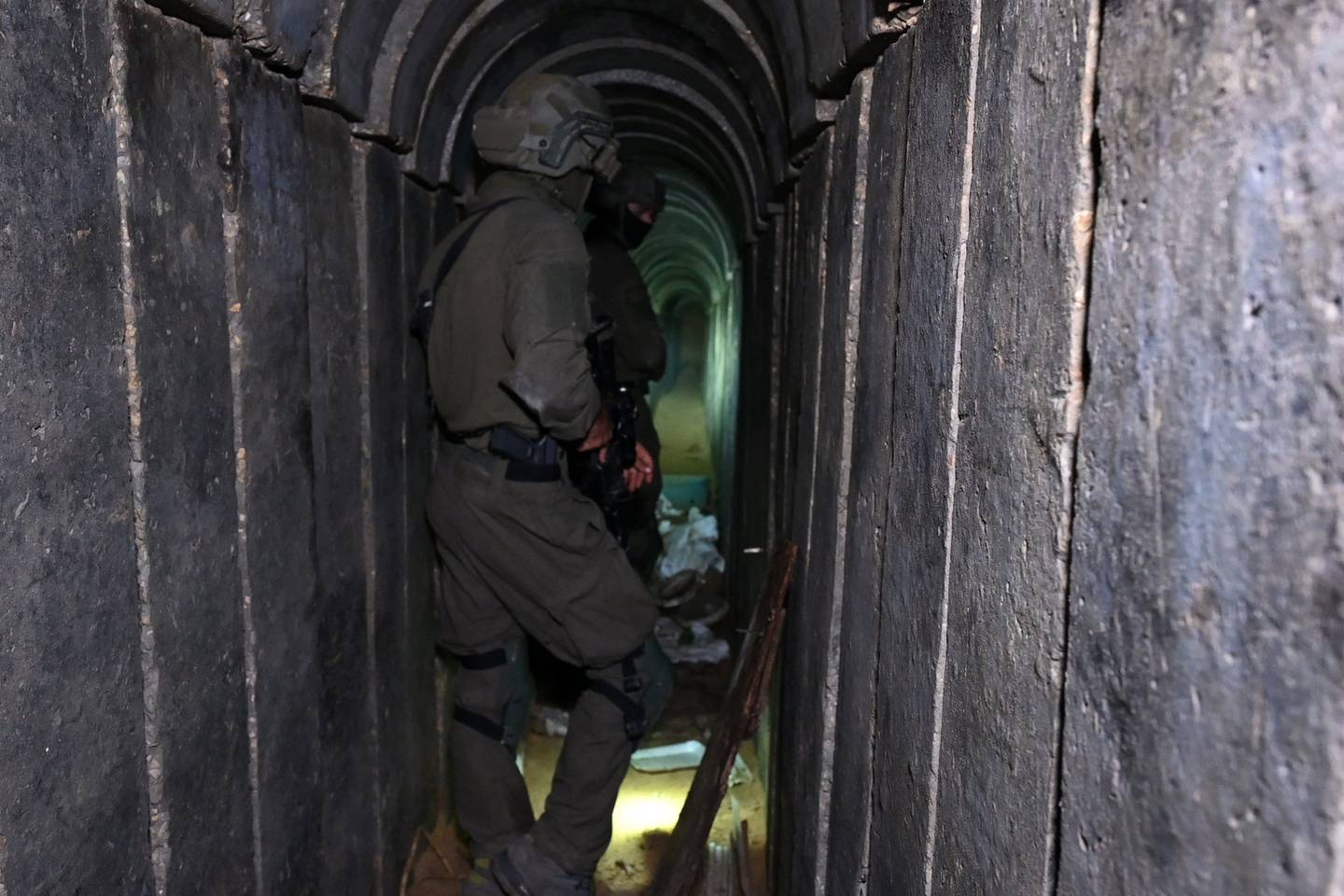 Israelsk soldat i tunnel.