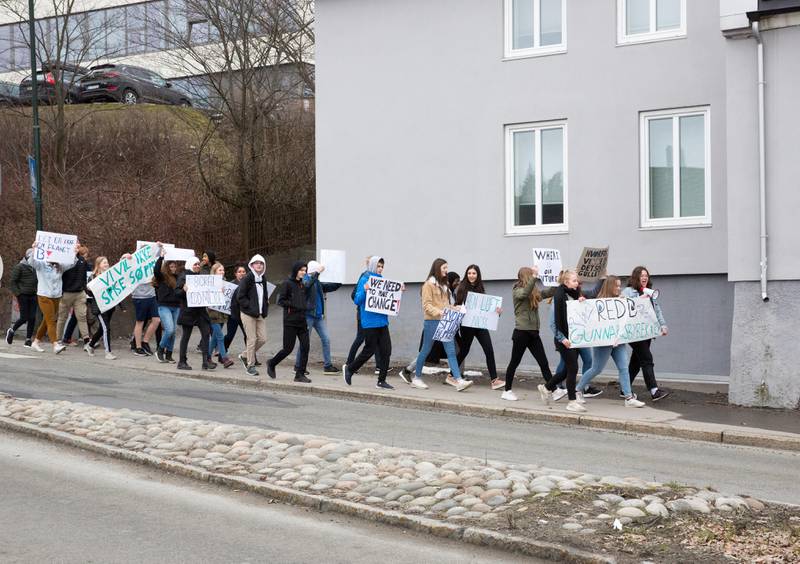 Et tjuetalls ungdommer fra Bytårnet skole deltok i et demonstrasjonstog som gikk fra skolen og til rådhuset fredag, i forbindelse med klimastreiken.