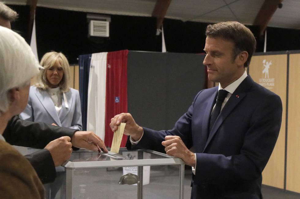 Ifølge prognoser mister Frankrikes president Emmanuel Macron og hans allianse flertallet i nasjonalforsamlingen. Her avla han sin stemme søndag. Foto: Michel Spingler / AP / NTB