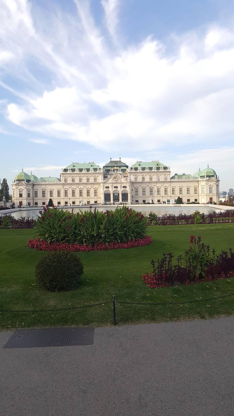 En av de få turisttingene Berisha har gjort i løpet av sin tid i Wien er å besøke ett av Wiens mange slott. Her Belvedere-palasset i sentrum av den østerrikske hovedstaden. Foto: Pål Karstensen