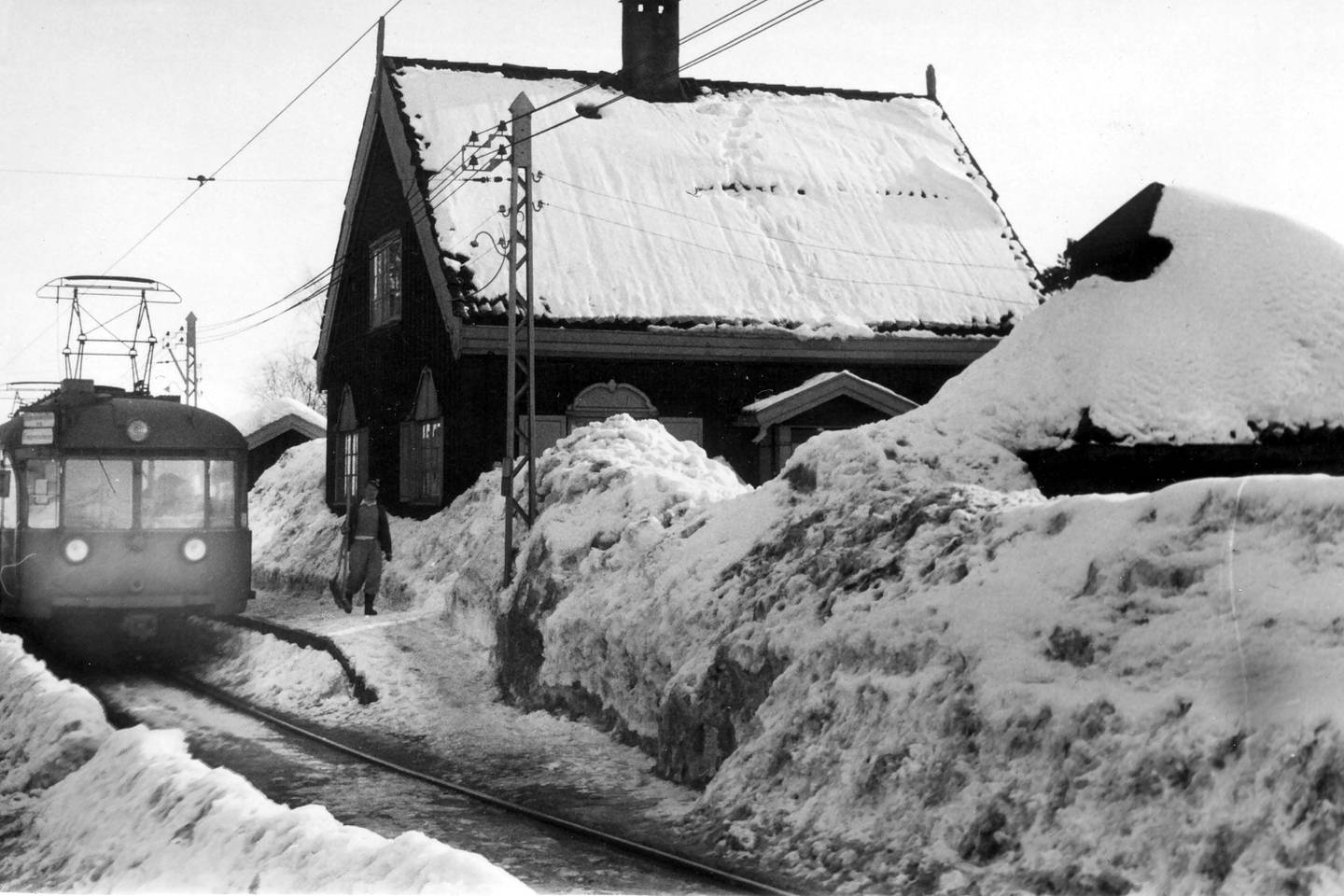 Skogen stasjon på Holmenkollbanen vinteren 1951. Stasjonen åpnet i 1916.
