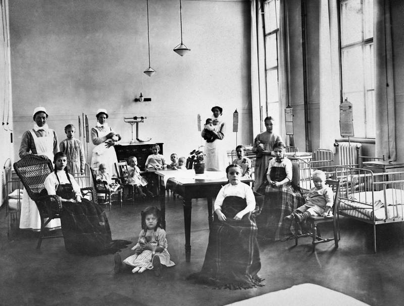 BARNESTUE NR 13 VED ULLEVÅL SJUKEHUS 1912: Ullevål sjukehus åpna i 1887. På hver avdeling ble det ansatt én sjukepleier og et ukjent antall gang-/våkekoner.