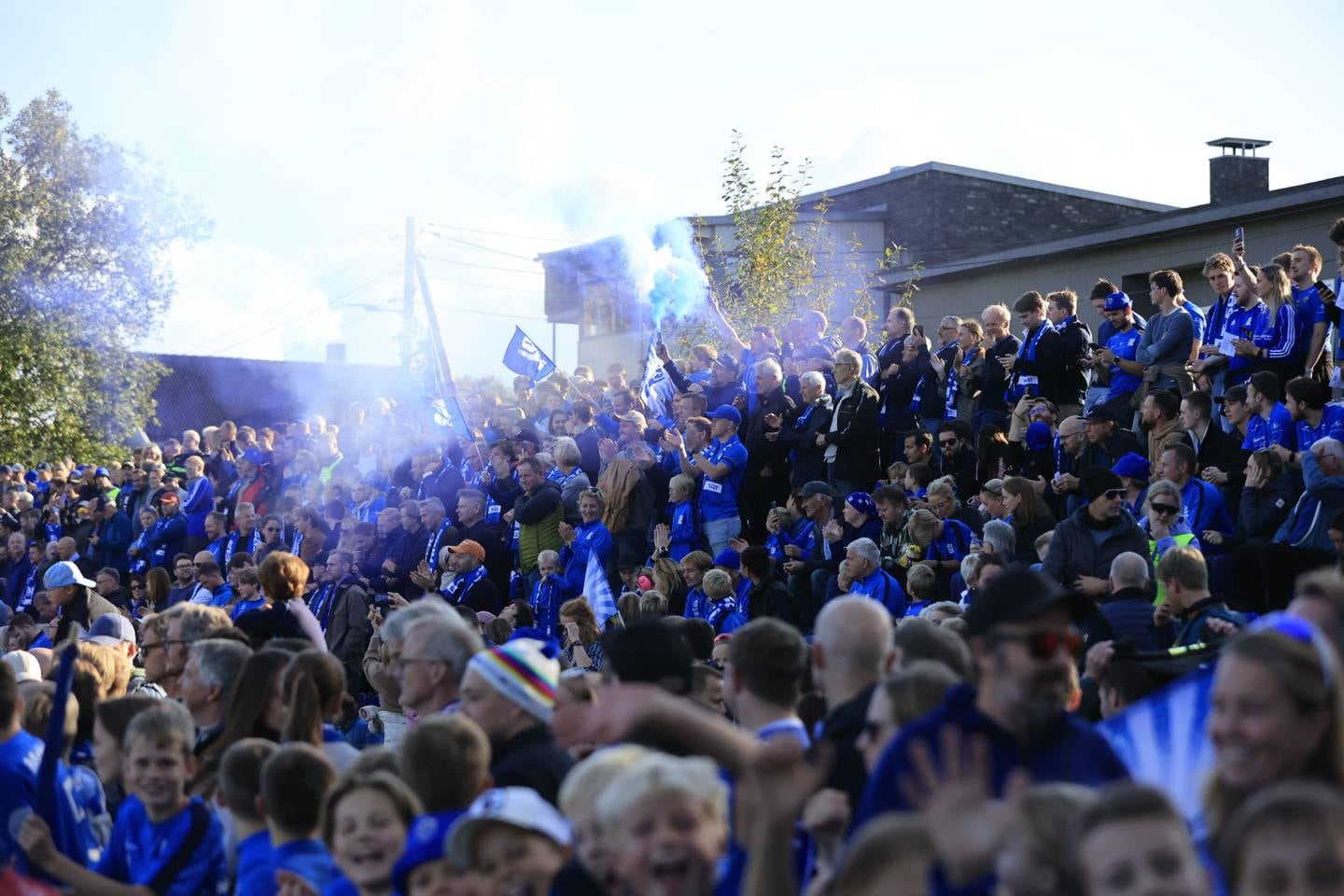 Nærmere 3500 tilskuere var på plass i høstsola for å følge den historiske semifinalen på Grefsen stadion.