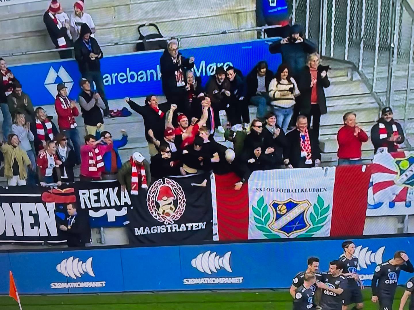 Disse Lyn-supporterne hadde litt av en mandagskveld i Ålesund.