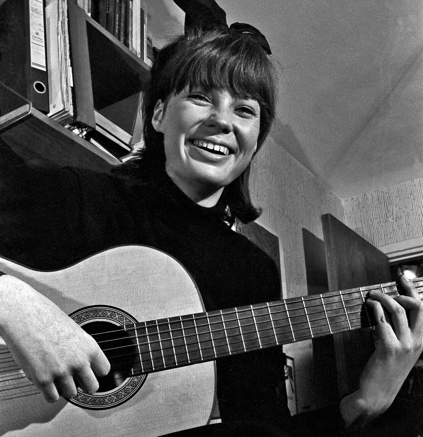 Åse Kleveland da hun platedebuterte med en sang av Bob Dylan i 1965. Nå kommer omsider den norske versjonen av samme sang.Foto: NTB scanpix