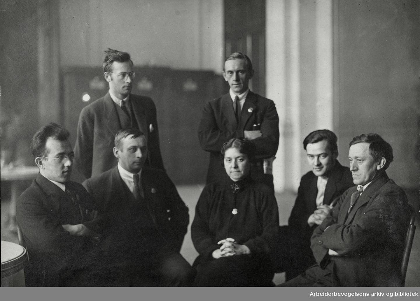 Den norske delegasjonen ved Kominterns 4. kongress i Moskva, 1922. Sittende fra venstre: Rolf Hofmo, Emil Stang, Rachel Grepp, Håkon Meyer, Olav Scheflo. Stående fra venstre: Aksel  Zachariassen og Oscar Torp.