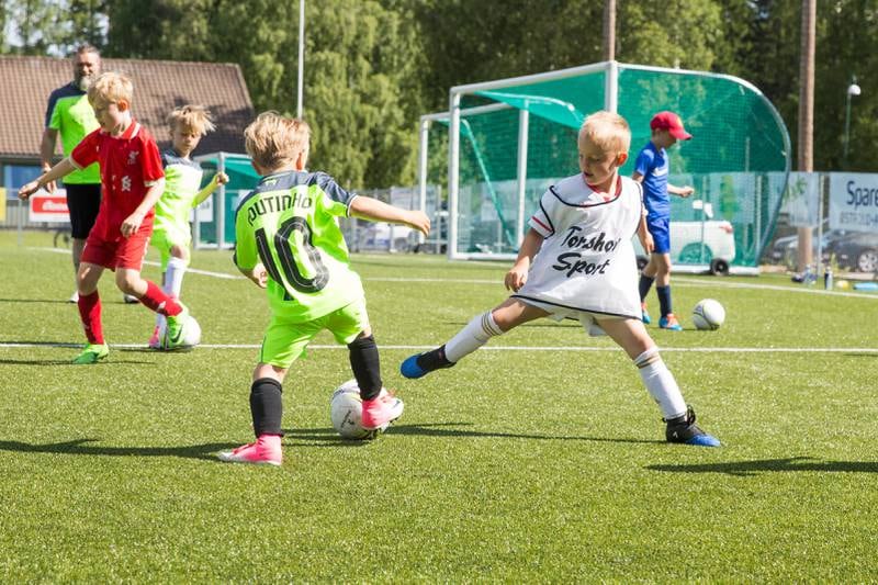 Fotballskole i Råde. Emil Lippert Bakke (6) i duell med Benjamin Myrer (5).