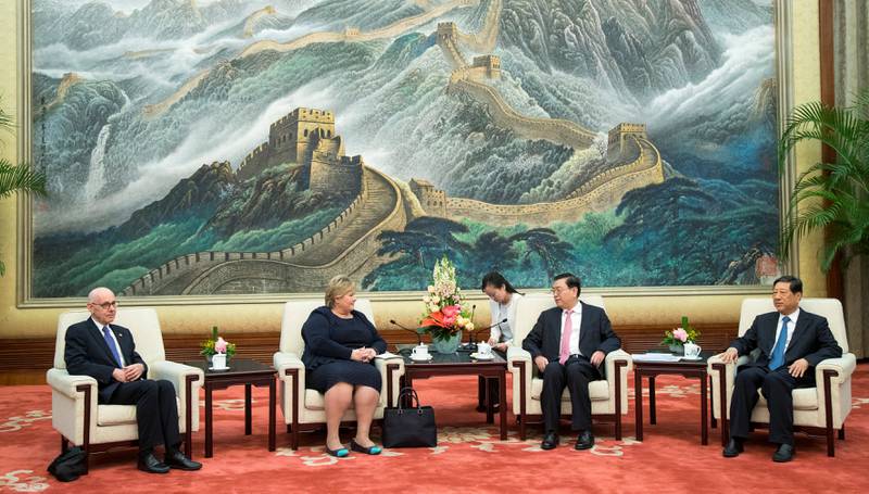 Statsminister Erna Solberg i møte med Kinas parlamentspresident Zhang Dejiang i Folkets store hall   i Beijing fredag. Solberg er på offisielt besøk til Kina der gjenopptakelse av politisk og økonomisk samarbeid med Kina er hovedformålet med besøket.