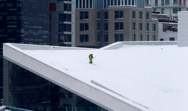 Snøværet over Østlandet torsdag skapte nye muligheter for skiaktivitet i urbane omgivelser. En skiløper brukte Operataket som arena. FOTO: ERIK JOHANSEN/NTB SCANPIX
