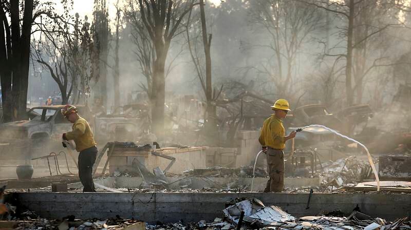 Brannmannskaper på plass i Larkfield i California. 