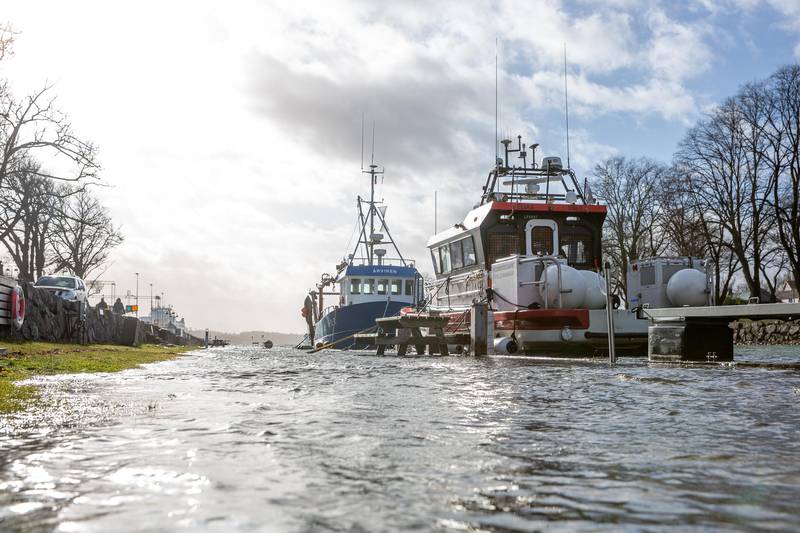 Mandag 17. februar var det ekstra høy vannstand på Sjøbadet. Det skapte blant annet utfordringer for redningsskøyta Elias (nærmest).