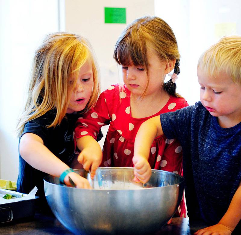 Jo flere kokker: Frej, Viktoria og Lars har kjøkkentjeneste i Heftyes barnehage. Barnehagen er med i prosjektet «Friske og raske barnehager», med fokus på sunn mat.