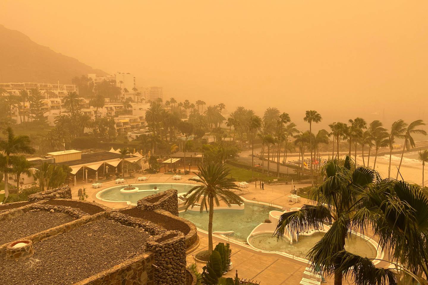 Gran Canaria 20200223. 
En sandstorm, såkalt calima, skaper problemer på Gran Canaria. Et stort antall turister kommer seg ikke hjem på grunn av stengt flyplass som følge av dårlig sikt.
Foto: Tore Meek / NTB scanpix